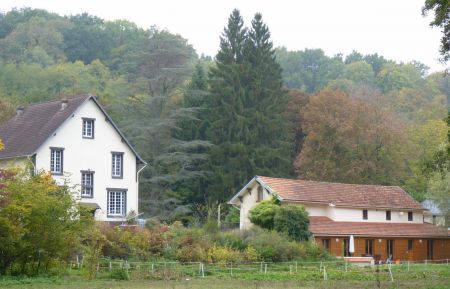 G&icirc;te n&deg;148 Nesles-la-Vall&eacute;e - Val d'Oise - LE COTTAGE EN AUTOMNE ET SON ECRIN DE VERDURE DANS UN CADRE REPOSANT
